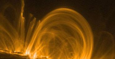 איך נקראות השכבות החיצוניות של אטמוספירת השמש?