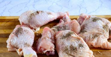 دجاج مطهي بالمايونيز في مقلاة