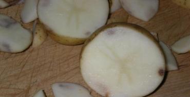 מדוע תפוחי אדמה הופכים כהים לאחר בישול או בעת רתיחה?