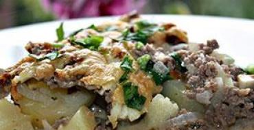 Casserole kentang dengan daging cincang dan jamur dalam resep oven